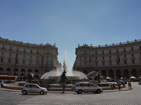 Autos an der Piazza - Latium (Rom) (Rom)